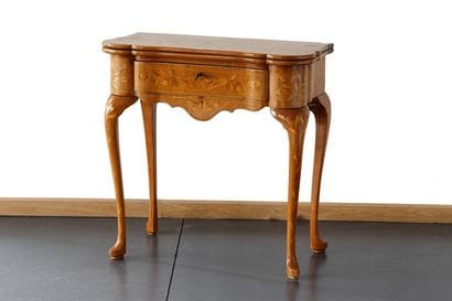 HOLLANDE
Table à jeu ouvrant par un tiroir...