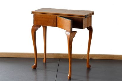 HOLLANDE
Table à jeu ouvrant par un tiroir...