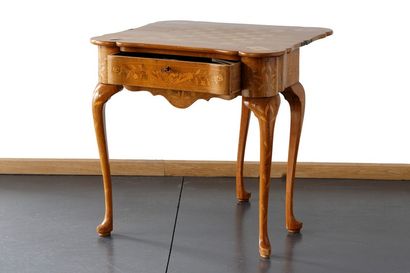 HOLLANDE
Table à jeu ouvrant par un tiroir...