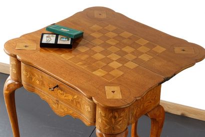 HOLLANDE
Table à jeu ouvrant par un tiroir...