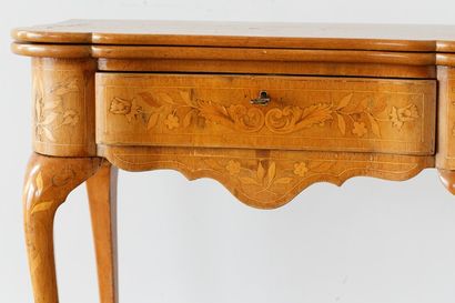 HOLLANDE
Table à jeu ouvrant par un tiroir...