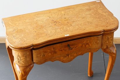 HOLLANDE
Table à jeu ouvrant par un tiroir...