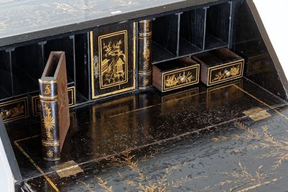Scriban ouvrant par quatre tiroirs et un...