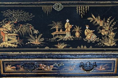 Scriban ouvrant par quatre tiroirs et un...