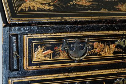 Scriban ouvrant par quatre tiroirs et un...