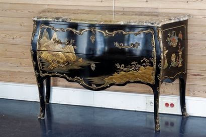 Commode de style Louis XV ouvrant par deux...