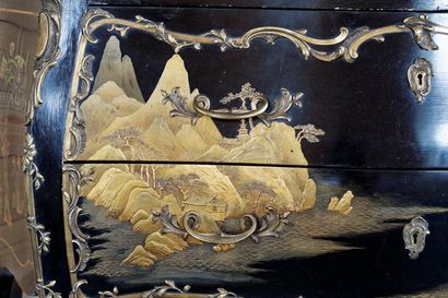 Commode de style Louis XV ouvrant par deux...