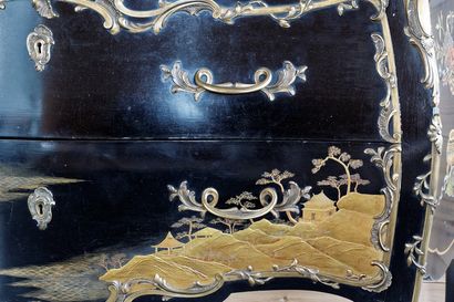 Commode de style Louis XV ouvrant par deux...