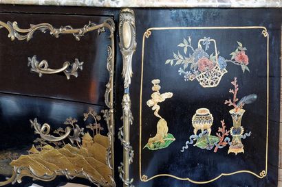 Commode de style Louis XV ouvrant par deux...