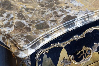 Commode de style Louis XV ouvrant par deux...
