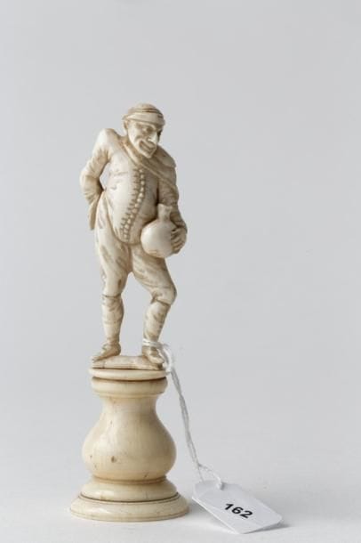 Dieppe
Figurine représentant un homme tenant...