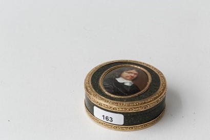 Boîte ronde en écaille d'extrème fin de l'époque...