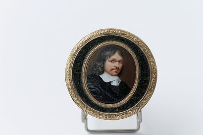 Boîte ronde en écaille d'extrème fin de l'époque...
