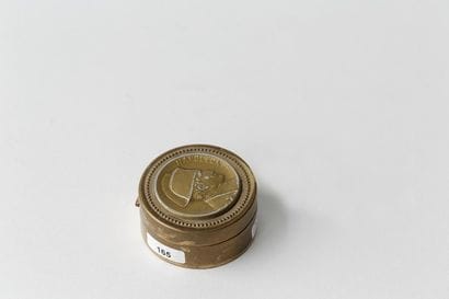 Boîte ronde au profil de Napoléon renfermant...