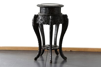 CHINE
Grande sellette, XXe, bois noirci sculpté,...