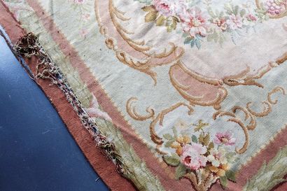 France
Grand tapis aux points noués à décor...