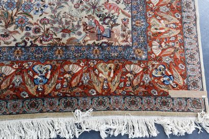 PERSE
Grand tapis figurant une scène de chasse...