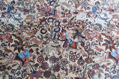 PERSE
Grand tapis figurant une scène de chasse...