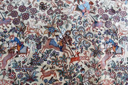 PERSE
Grand tapis figurant une scène de chasse...