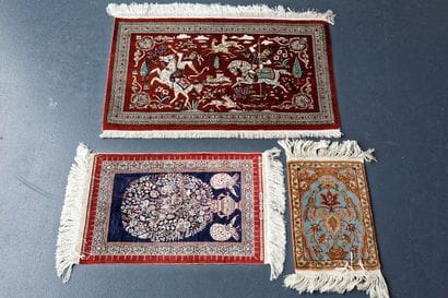 PERSE
Amusant ensemble de trois tapis miniatures,...