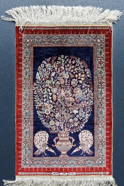PERSE
Amusant ensemble de trois tapis miniatures,...