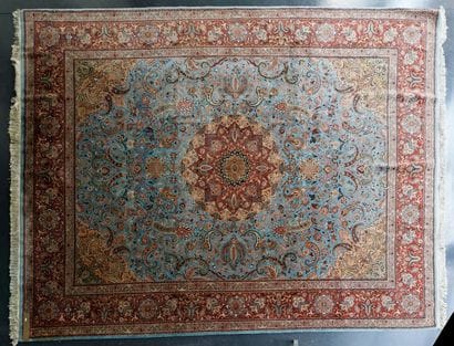 PERSE
Tapis à médaillon central et motifs...