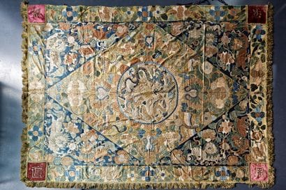 CHINE
Tapisserie aux dragons à quatre griffes...