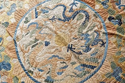 CHINE
Tapisserie aux dragons à quatre griffes...