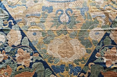 CHINE
Tapisserie aux dragons à quatre griffes...