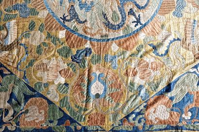 CHINE
Tapisserie aux dragons à quatre griffes...