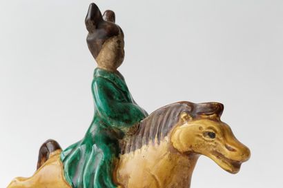 CHINE
Paire de tuiles faîtières ornées d'une...