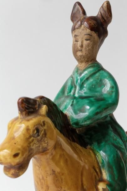 CHINE
Paire de tuiles faîtières ornées d'une...