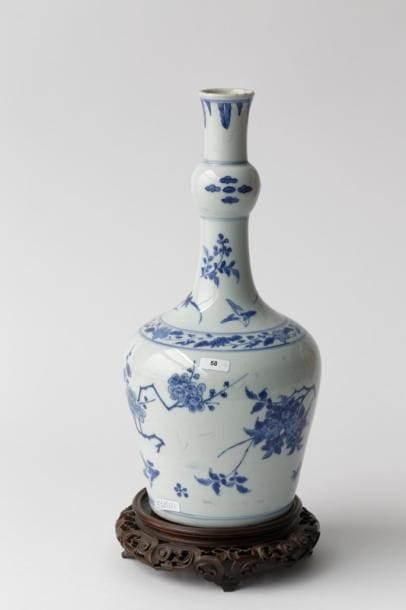 CHINE
Vase à décor floral en bleu sous couverte,...