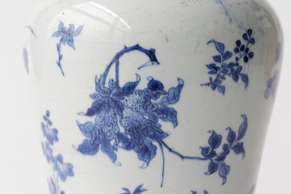 CHINE
Vase à décor floral en bleu sous couverte,...