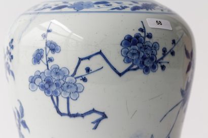CHINE
Vase à décor floral en bleu sous couverte,...
