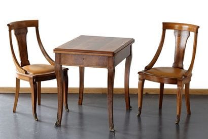 Ensemble comprenant une table à jeu et deux...