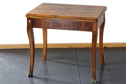 Ensemble comprenant une table à jeu et deux...
