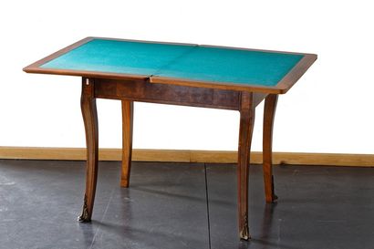 Ensemble comprenant une table à jeu et deux...