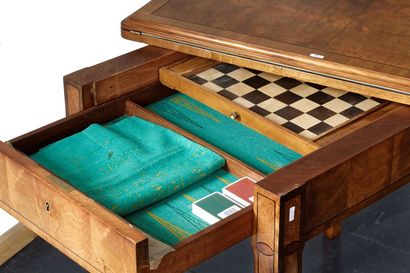 Ensemble comprenant une table à jeu et deux...