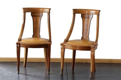 Ensemble comprenant une table à jeu et deux...