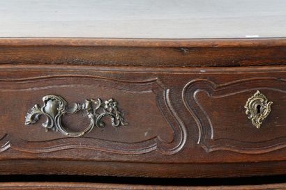 Commode d'époque Louis XV ouvrant par trois...