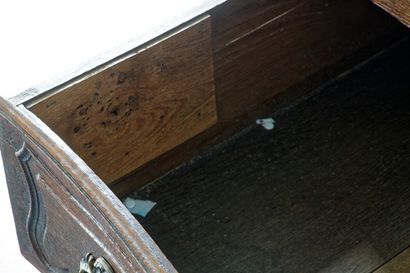 Commode d'époque Louis XV ouvrant par trois...