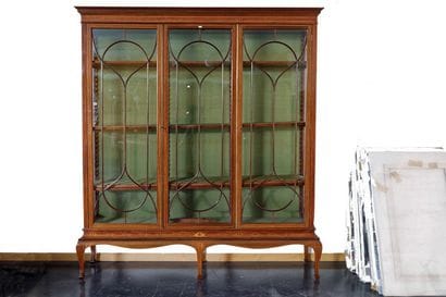 Vitrine ouvrant par trois vantaux vitrés...