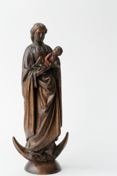 Ensemble de deux sculptures en chêne :

-...