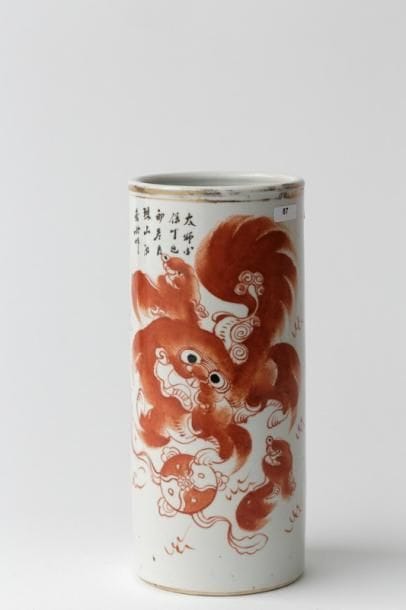 CHINE
Grand vase bitong à décor de qilins...