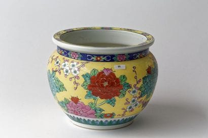 CHINE
Petit cache-pot à décor polychrome...