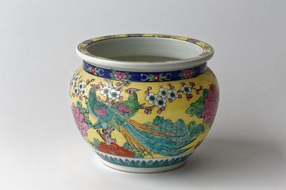 CHINE
Petit cache-pot à décor polychrome...