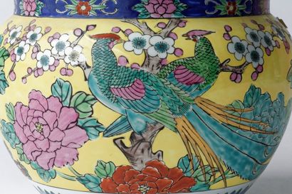 CHINE
Petit cache-pot à décor polychrome...