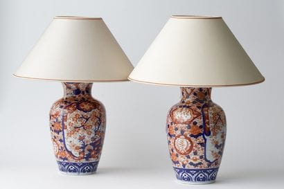 CHINE
Paire de vases à décor Imari montés...