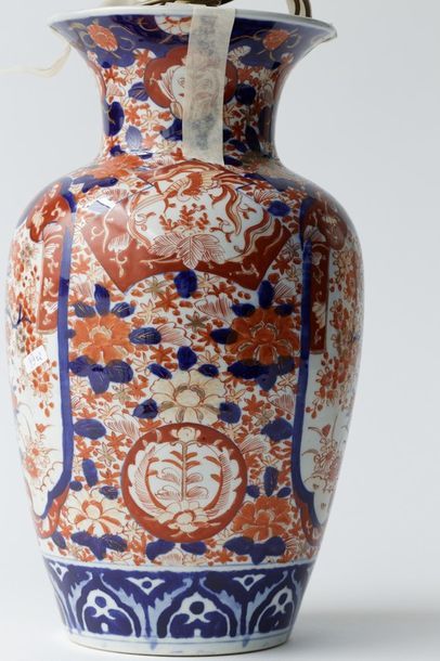 CHINE
Paire de vases à décor Imari montés...
